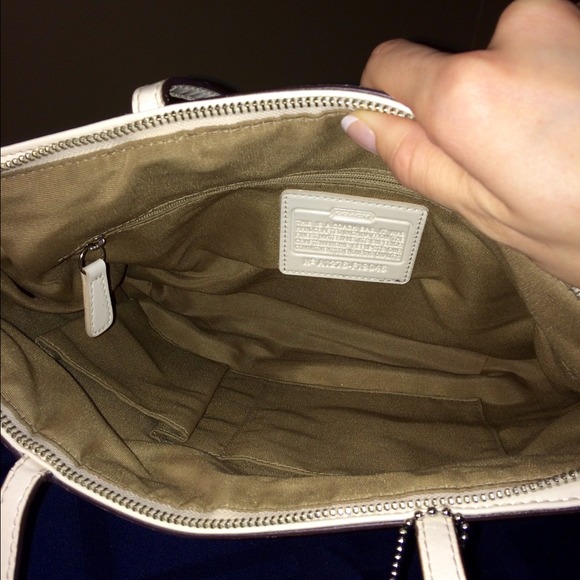 🌟SOLD🌟 COACH Tan Signature Stripe Purse Handbag - Picture 2 of 4