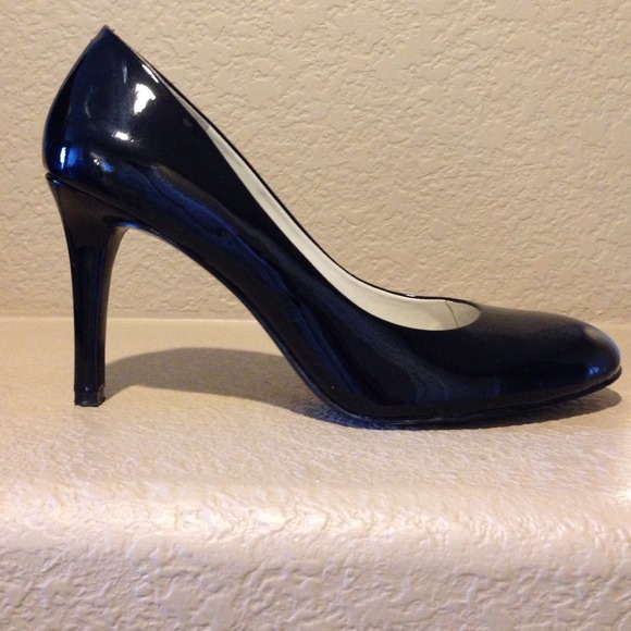 nine west caress pump