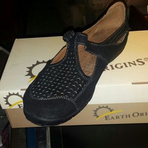 Earth Origins 11 Wide black suede Mary Janes