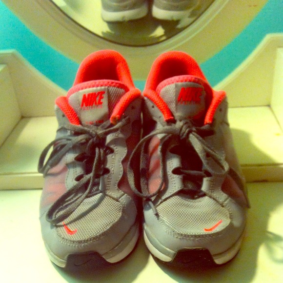 Light gray & neon pink training shoes 💗