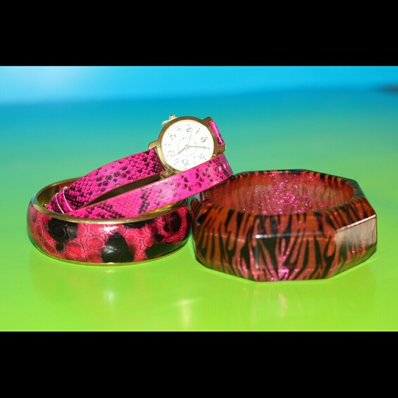 Pink Watch with two bangles - Picture 4 of 4
