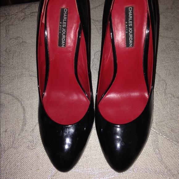 Black pumps