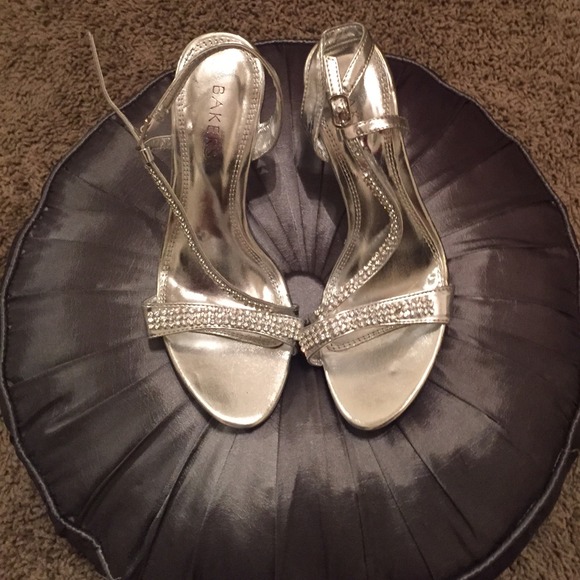 Silver elegant rhinestone bakers sandals