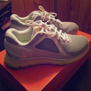 Nike women's Lunareclipse+