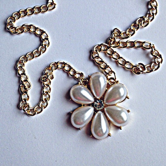 Jewelry - The Pearl's Flower Necklace