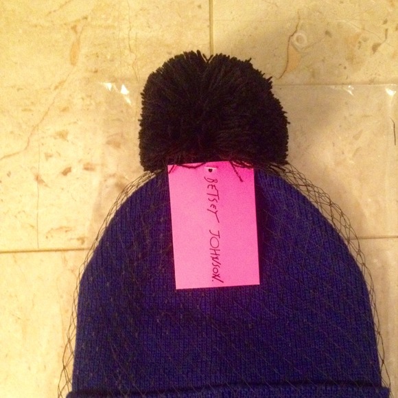 Betsey Johnson Veil Beanie - Picture 3 of 3