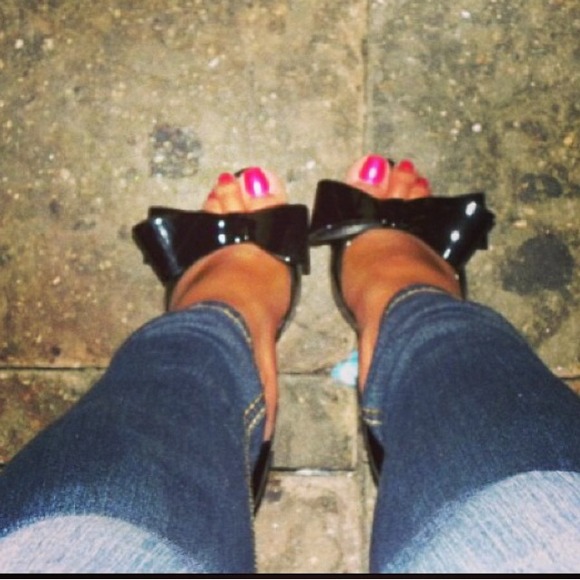 Patent leather big bow heels
