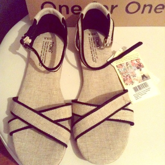 NEW TOMS sandals