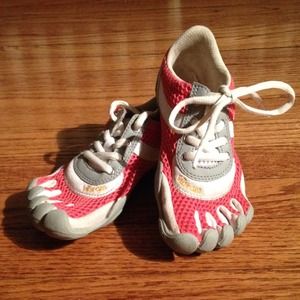 💖👀 Vibram FiveFingers Speed Kids Pink & White