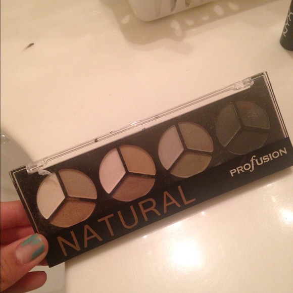 Make up bundle. - Picture 1 of 4