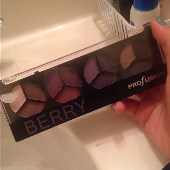 Make up bundle. - Picture 2 of 4