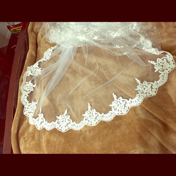 Fingertip length veil