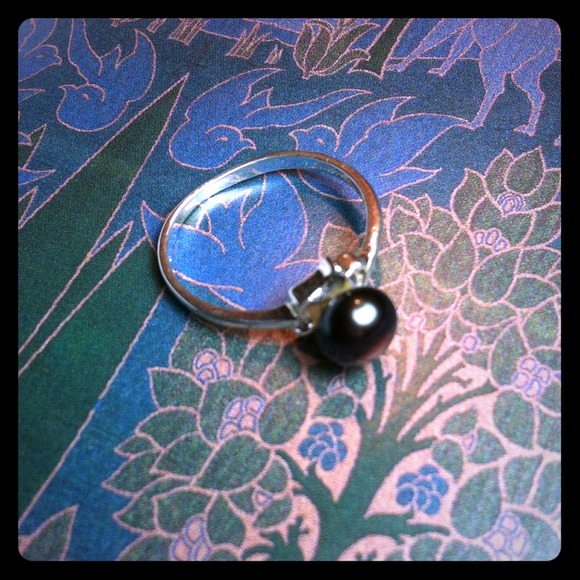 Black pearl solitaire set in 925 sterling band