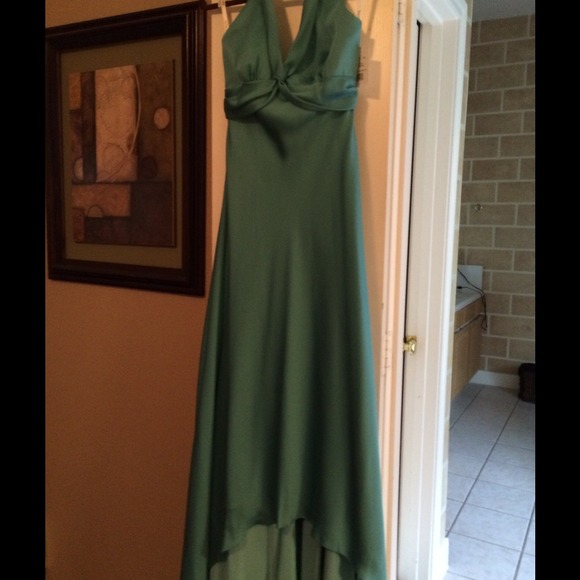 Halter hi/low formal gown. - Picture 2 of 4