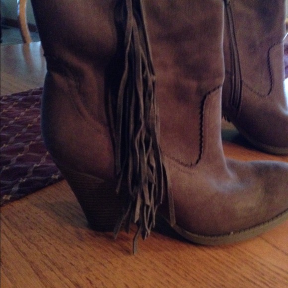 Boots super cute size 11 brown suede worn once!!