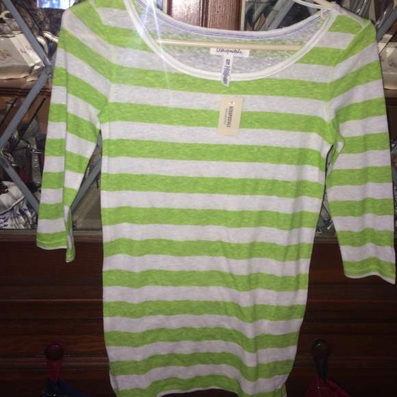 Green and white quarter sleeve shirt