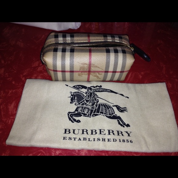 SOLD Authentic Burberry make up bag - Picture 1 of 2