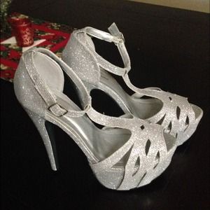 Gorgeous Shi by Journeys heels!