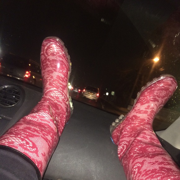 THESE POPPING TAPESTRY RAINBOOTS!!