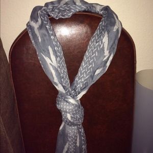 NWOT Grey and White Scarf