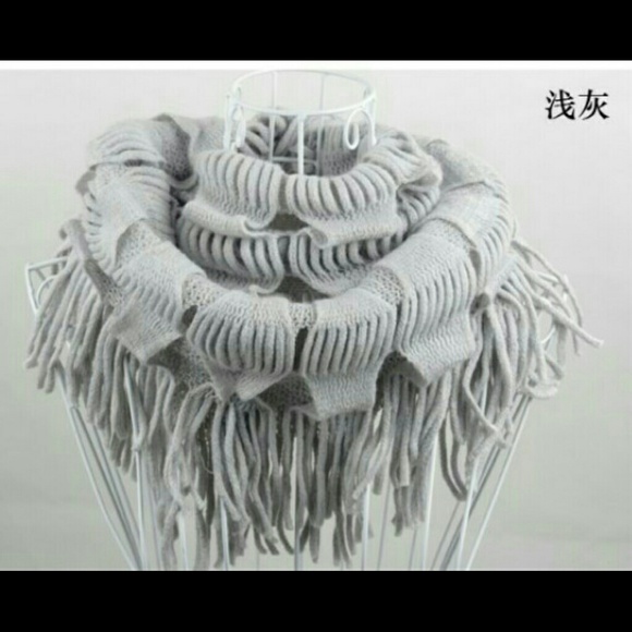 Fashion winter infinity scarf - in light gray - Picture 1 of 3