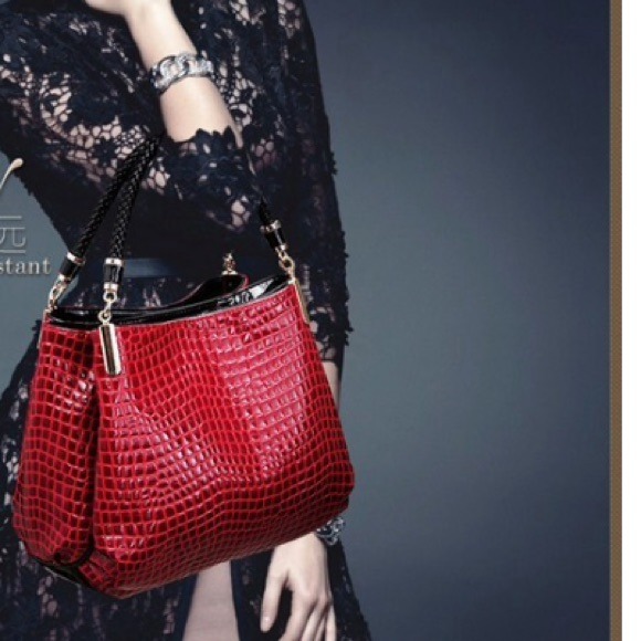 Handbags - A vintage messenger handbag