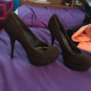 Plain brown pumps