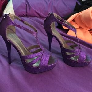 Purple sparkling pumps