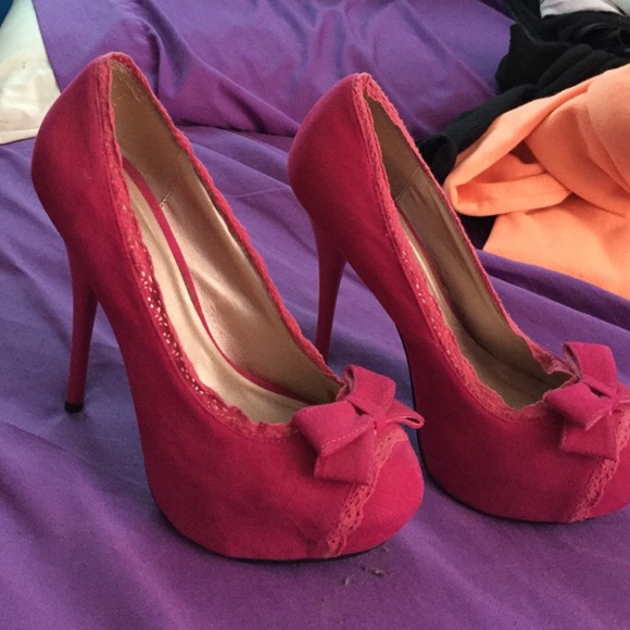 Pink bowed pumps