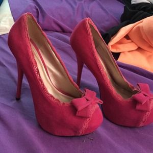 Pink bowed pumps