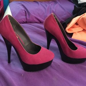 Swede pink/black pump