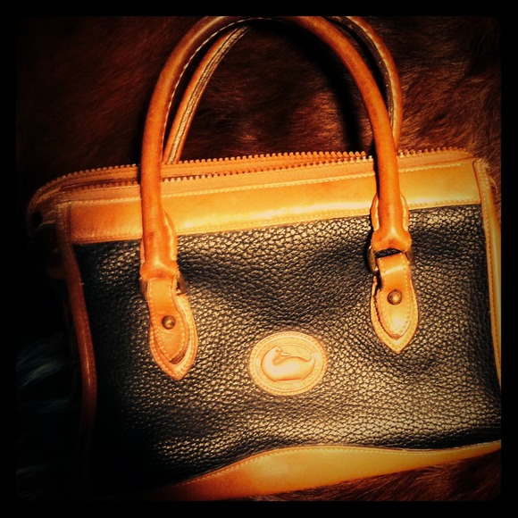 Vintage dooney ships quickly;)