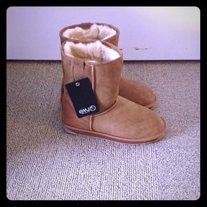New with tags Emu Stinger Lo Shearling Boots