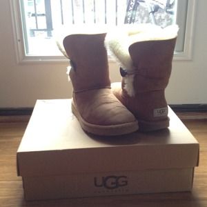 Chestnut Bailey button UGGS®