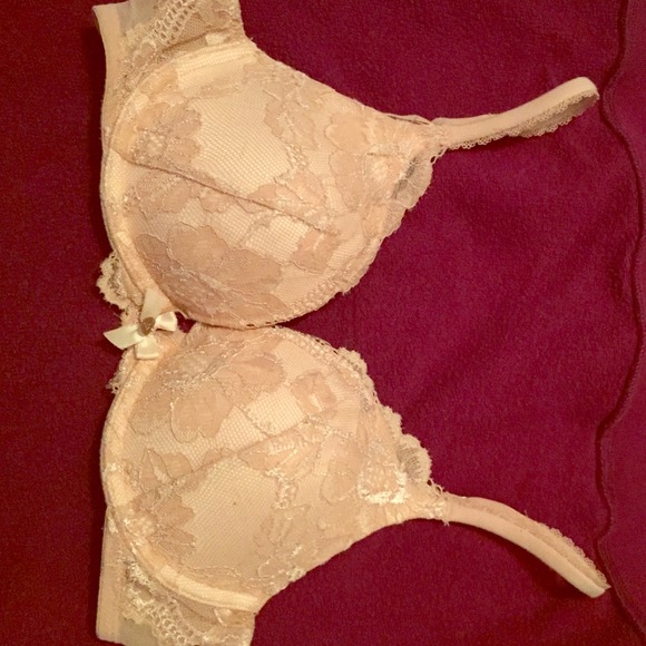 VS Nude lace Body by Victoria 32C push-up bra