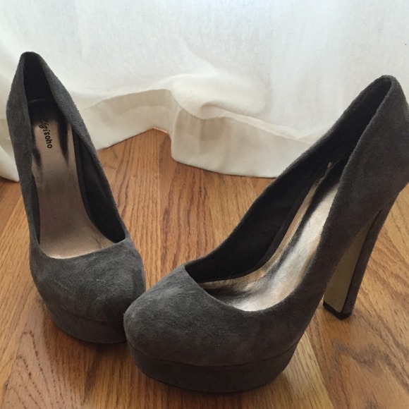 Grey suede platform pumps!