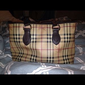 Authentic Burberry purse. In good condition.