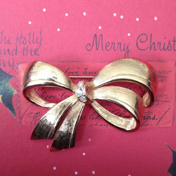 Gold tone bow pin - Picture 1 of 2