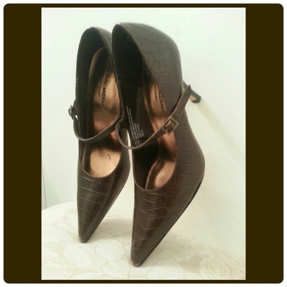 Isaac Mizrahi brown pointed stilettos.
