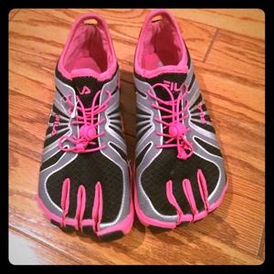 🔒SOLD🔒🌺FILA SKELETOES🌺 LIKE NEW