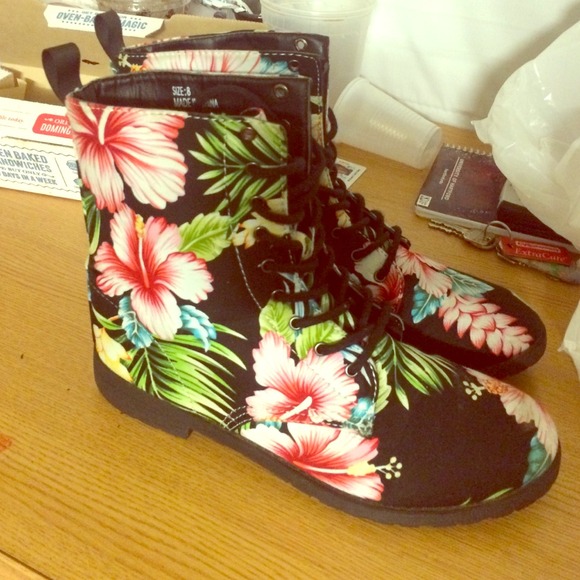 Tropical boots 🌴🌺