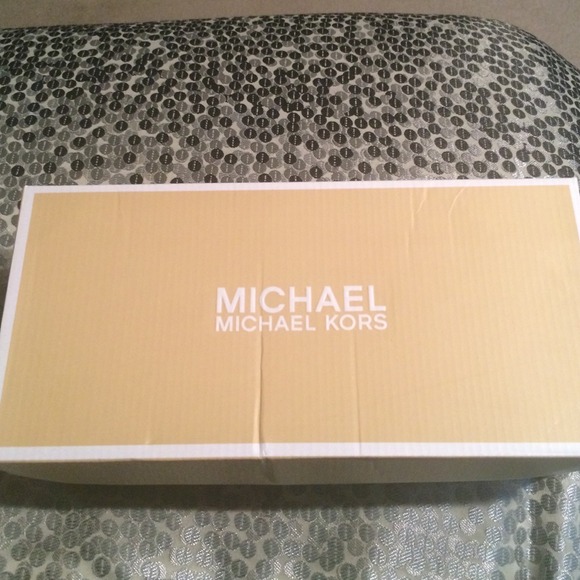 SALE🎉🎉🎉Michael Kors Flats!