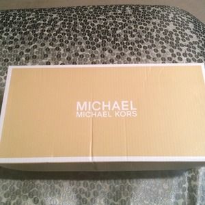 SALE🎉🎉🎉Michael Kors Flats!