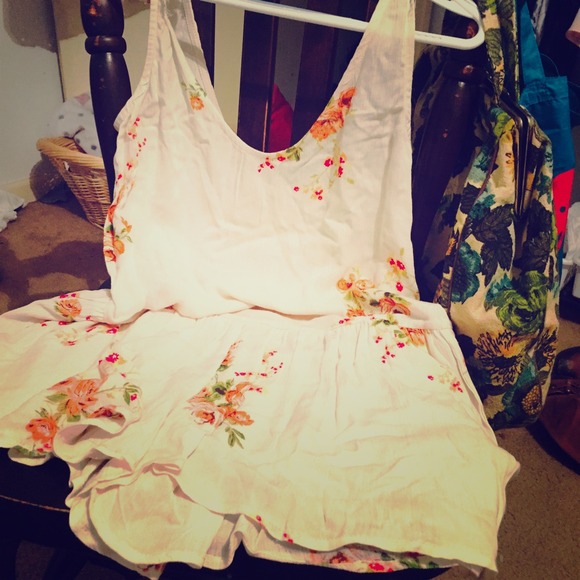 Brand New cream flower print romper. - Picture 1 of 3