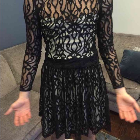 Black and white lace dress - Picture 2 of 3