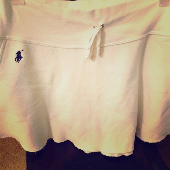 White fleece-lined Polo skirt with navy horse