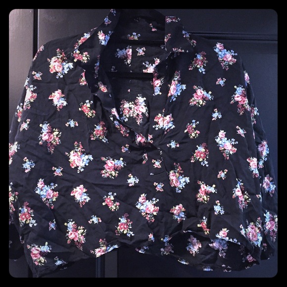 Brandy Melville cropped shirt flowers graphic