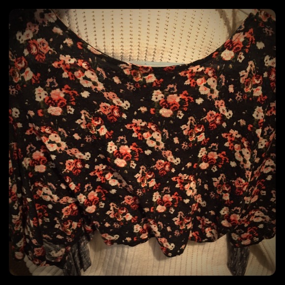 Black and pink loose fit flower print crop top 🌸