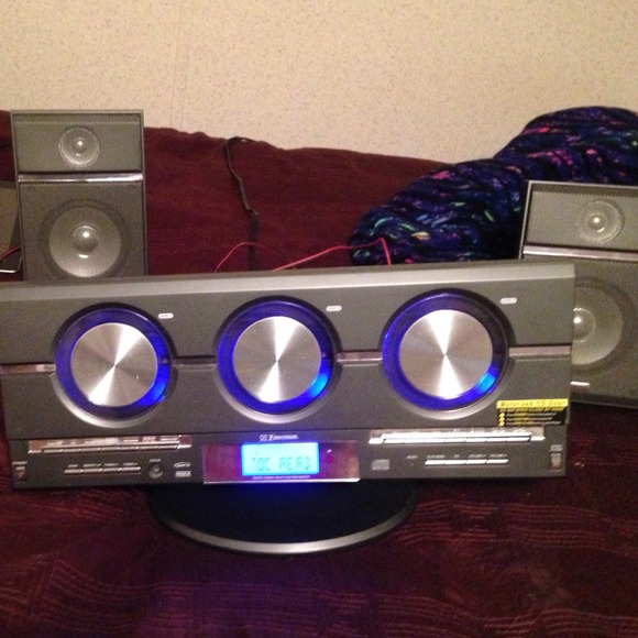 🚫SOLD🚫Emerson 3 disc CD player