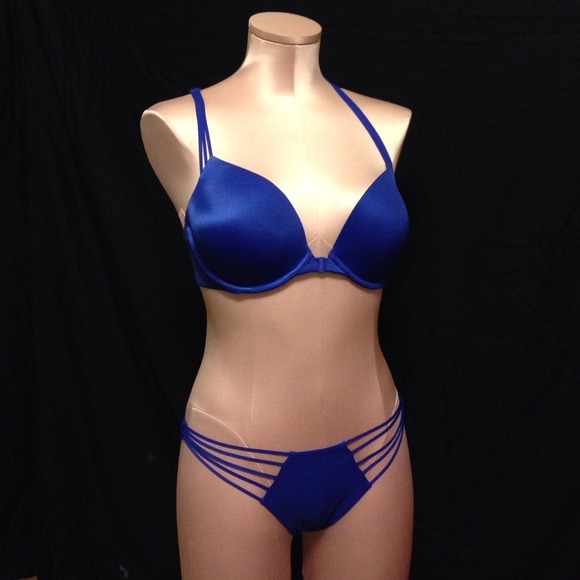 🚫SOLD🚫VS bra + 3 free matching panties!